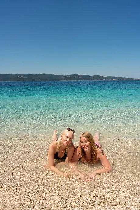 Mackenzie Page och Miss Melissa visar upp sina kurviga figurer nakna på stranden