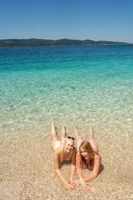Mackenzie Page och Miss Melissa visar upp sina kurviga figurer nakna på stranden