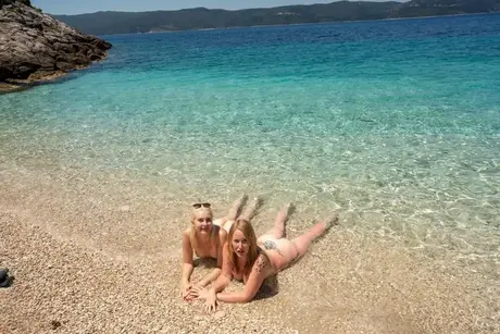 Mackenzie Page och Miss Melissa visar upp sina kurviga figurer nakna på stranden