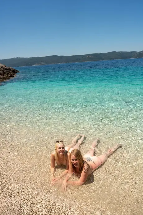 Mackenzie Page och Miss Melissa visar upp sina kurviga figurer nakna på stranden