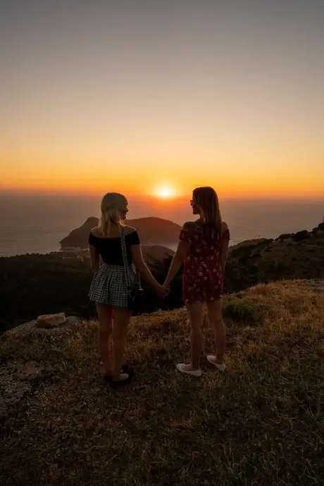 Mackenzie Page och Miss Melissa visar upp sina kurviga figurer nakna på stranden