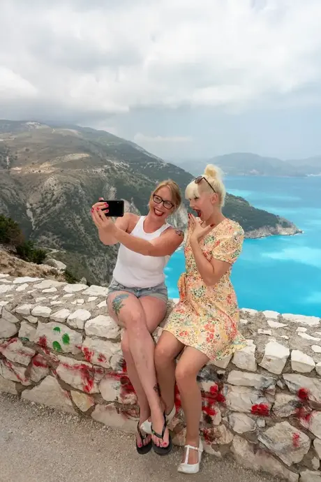 Mackenzie Page och Miss Melissa visar upp sina kurviga figurer nakna på stranden