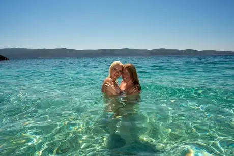 Starší a mladší ženy objevují rozkoše lesbického sexu při útěku na pláž