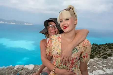 Starší a mladší ženy objevují rozkoše lesbického sexu při útěku na pláž