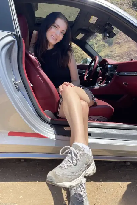La novia menuda Corra Cox revela sus pequeños pechos y su coño afeitado al aire libre