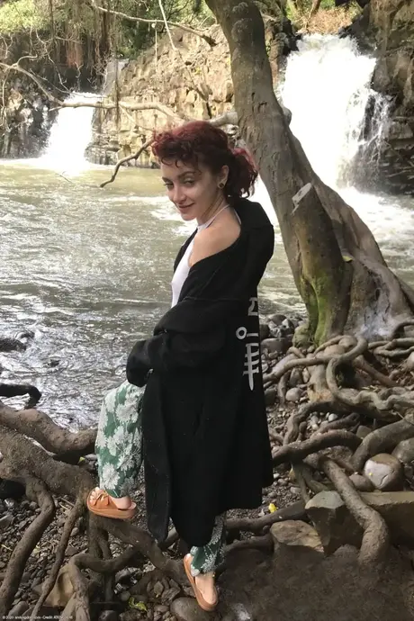 Drobna rudowłosa Lola Fae pokazuje swoje naturalne piersi i kuszącą cipkę