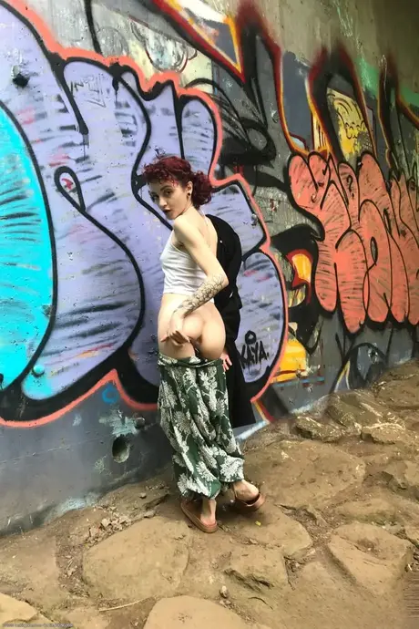 Drobna rudowłosa Lola Fae pokazuje swoje naturalne piersi i kuszącą cipkę