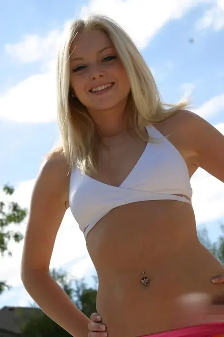 Skye Model em um biquíni branco sexy e chinelos na praia