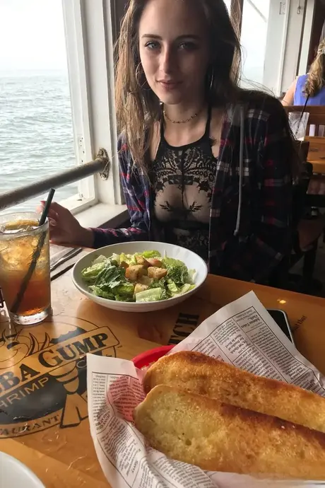 La magra fidanzata americana Kyler Quinn si spoglia e si masturba in pubblico