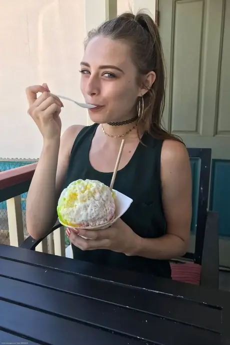 La magra fidanzata americana Kyler Quinn si spoglia e si masturba in pubblico
