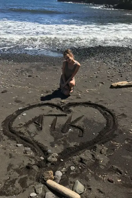 La magra fidanzata americana Kyler Quinn si spoglia e si masturba in pubblico
