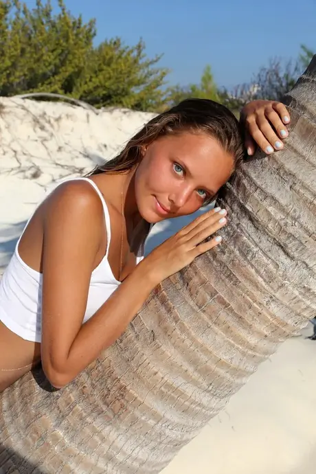 Mango A bronzeada perde a tanga na praia e revela seus buracos