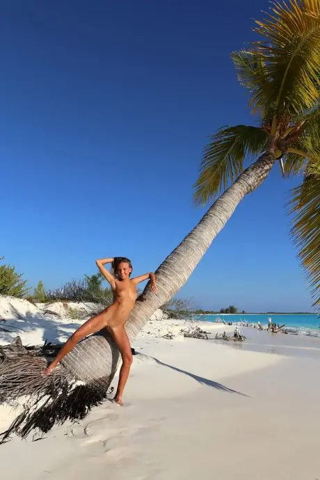 Mango A bronzeada perde a tanga na praia e revela seus buracos