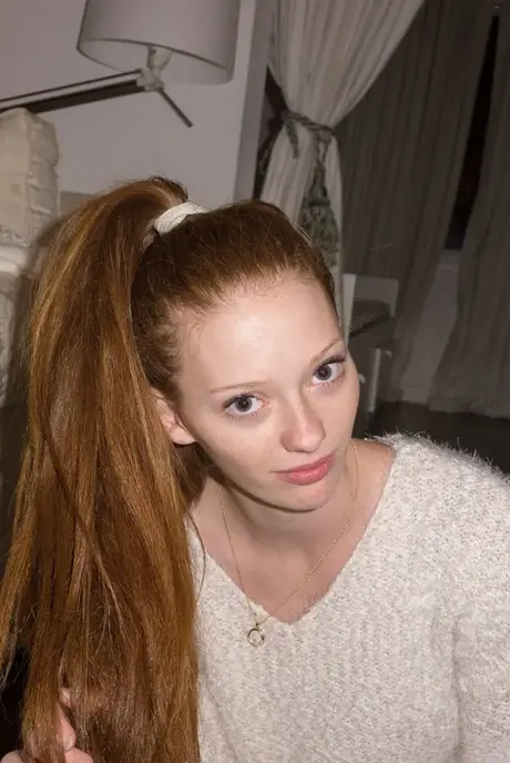Wendy Patton prowokuje w gorącej sukience i widokiem bielizny spod spódnicy