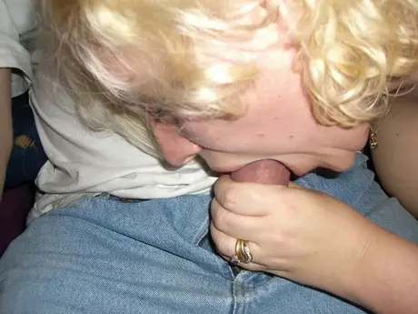 Pyöreä kypsä nainen Barby tyydyttää samanaikaisesti mustia ja valkoisia kaluja