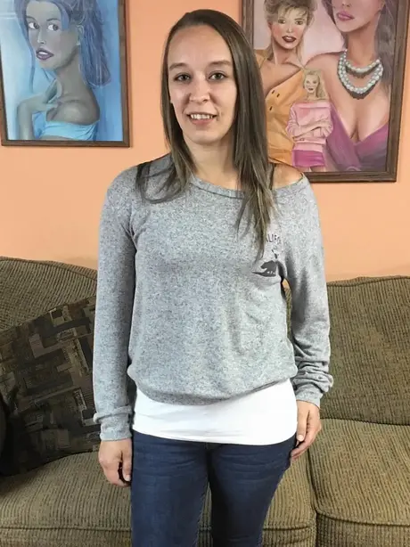 Nicci Taylor, belleza tatuada, se desnuda y realiza una caliente mamada POV a Logan Drake