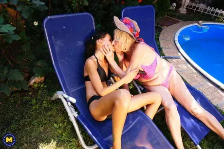 Pigtail-nuori nainen ja innokas kypsä lesbo nuolevat toisiaan keittiössä