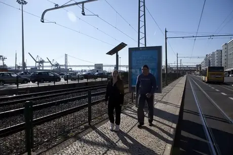 Blondine Erica trifft sich mit einem Fremden in der Toilette eines Bahnhofs