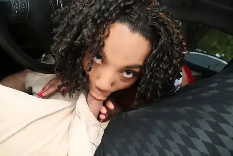 Ebony Pixies versauter Blowjob und Spermaschlucken