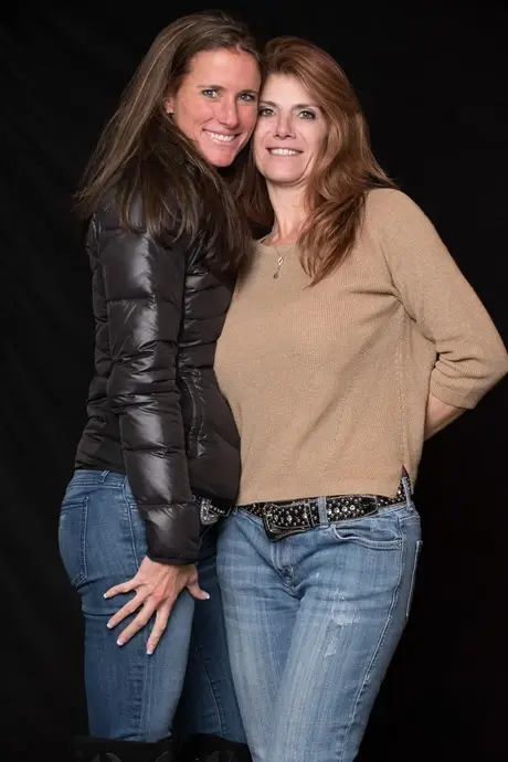 Lækker mor giver slimede MILF Sofie Marie oralsex, mens hun rider en pik
