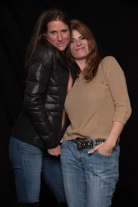 Lækker mor giver slimede MILF Sofie Marie oralsex, mens hun rider en pik