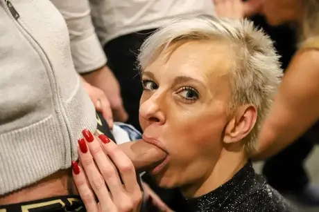 Koko Blond, de blonde oma, aan het spit tijdens groepseks