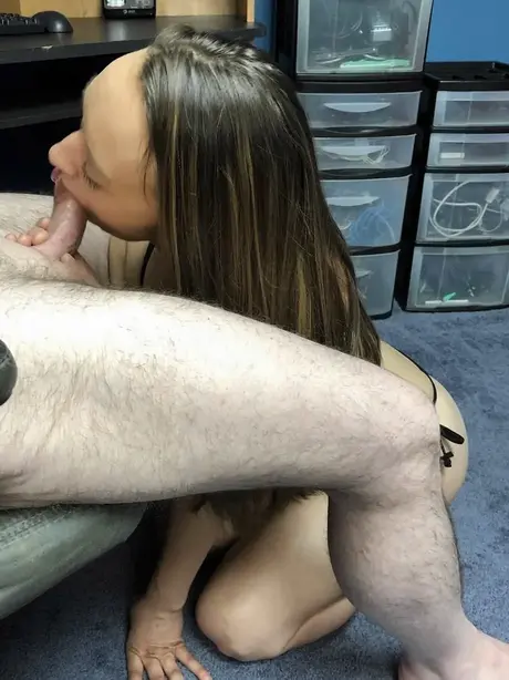 La ninfómana Nicci Taylor hace una felación profunda a un pene delgado y se traga el esperma