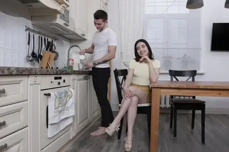 Встреча Реджины Рич со сводным братом за кухонным столом