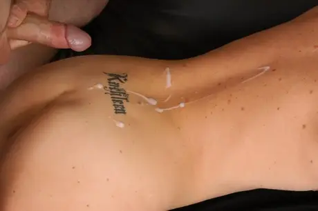 La madura delgada Kathleen se desnuda y es empalada en una verga dura