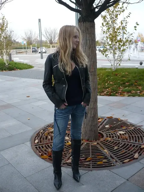 Den smala blondinen Goldie E utför oralsex med sina små bröst synliga