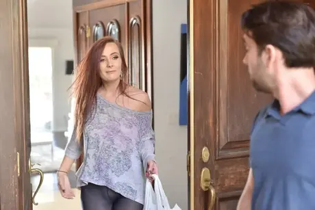 A MILF americana tatuada Holly Lace recebe um creampie de um garanhão excitado