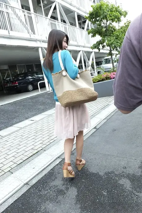 Japanska skönheten Tomomi Matsuda ger en handjob och BJ till en främling offentligt