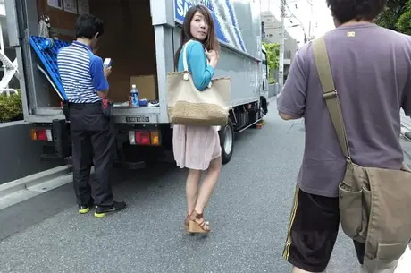 Japanska skönheten Tomomi Matsuda ger en handjob och BJ till en främling offentligt